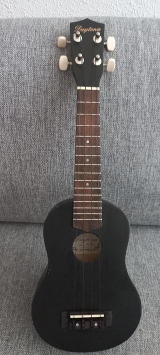 Ukelele soprano Daytona negro de segunda mano por 20 EUR en Madrid en  WALLAPOP