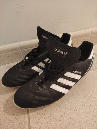 Botas fútbol Adidas Kaiser 5 de segunda mano por 25 EUR en León en WALLAPOP