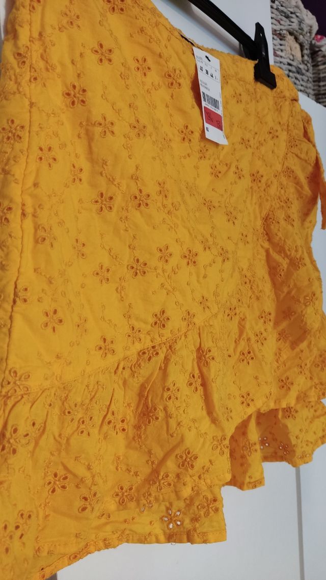 Falda volantes mostaza