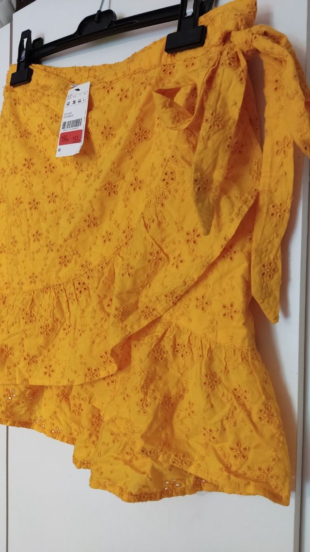 Falda volantes mostaza