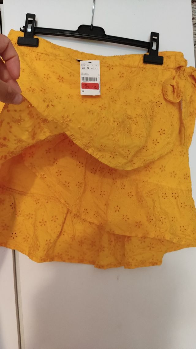 Falda volantes mostaza