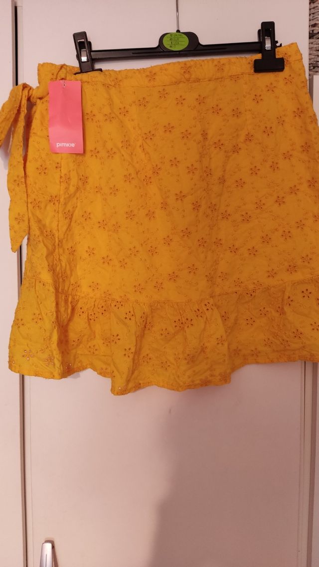 Falda volantes mostaza