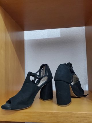Tacones negros cruzados de segunda mano por 20 EUR en Madrid en WALLAPOP