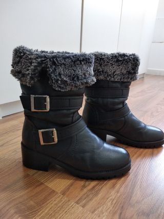 Botines piel Zara de segunda mano por 5 EUR en Gijón en WALLAPOP