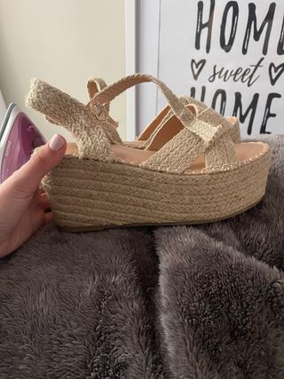 Sandalias con cuña de segunda mano por 15 EUR en Blanes en WALLAPOP
