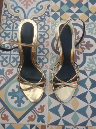 Sandalias Zara doradas de segunda mano en WALLAPOP