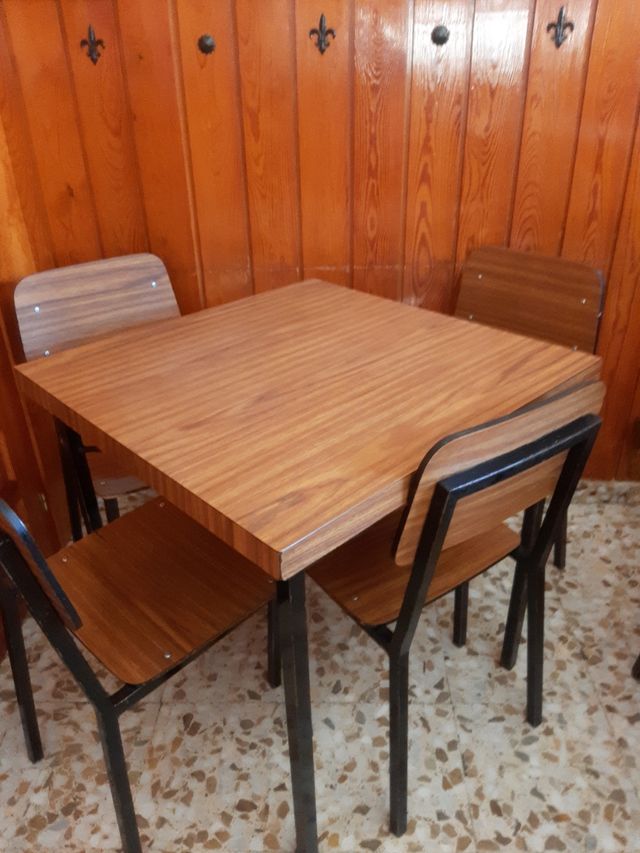 UNA MESA CON CUATRO SILLAS.