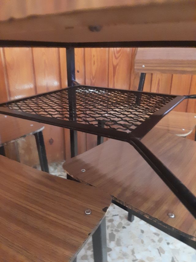 UNA MESA CON CUATRO SILLAS.