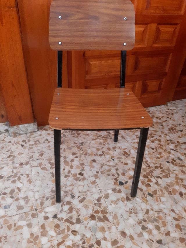 UNA MESA CON CUATRO SILLAS.
