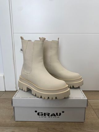 Botas altas color crema de segunda mano por 40 EUR en Valadares en WALLAPOP