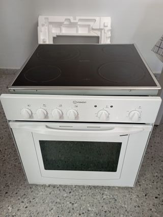 Conjunto horno + vitrocerámica Indesit de segunda mano por 95 EUR en  Alaquas en WALLAPOP