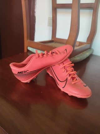 Zapatillas para futbol talla 38 de segunda mano por 10 EUR en Toledo en  WALLAPOP