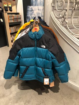 ROPA NORTH FACE AL 25% DE DESCUENTO SOLO BARCELONA de segunda mano en  Barcelona en WALLAPOP