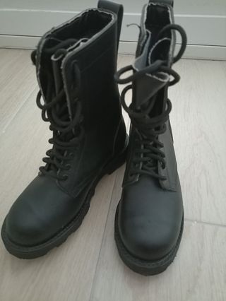 BOTAS MILITARES AUTENTICAS Y NUEVAS - TALLA 36 de segunda mano por 25 EUR  en Madrid en WALLAPOP