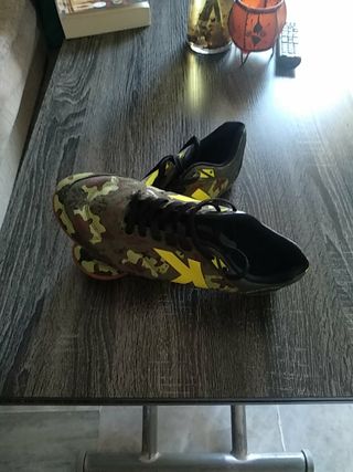 Botas de fútbol sala de segunda mano por 20 EUR en Sevilla en WALLAPOP