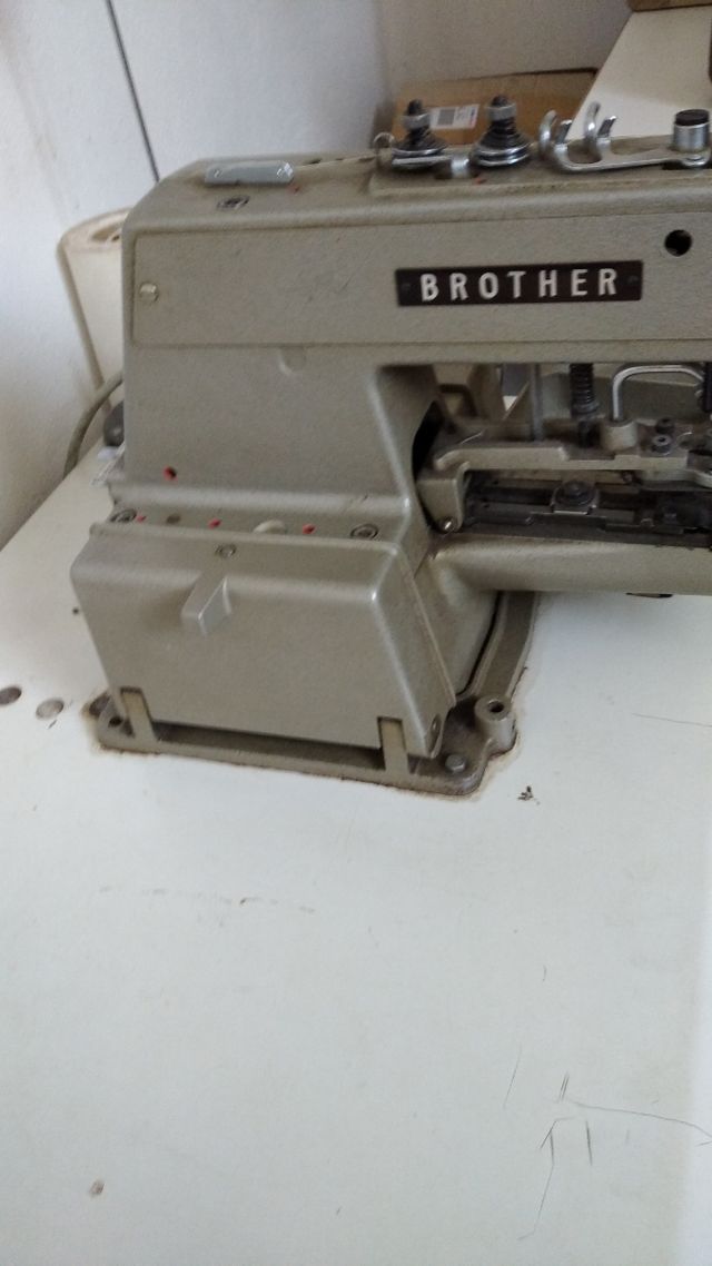 máquina de coser botones.