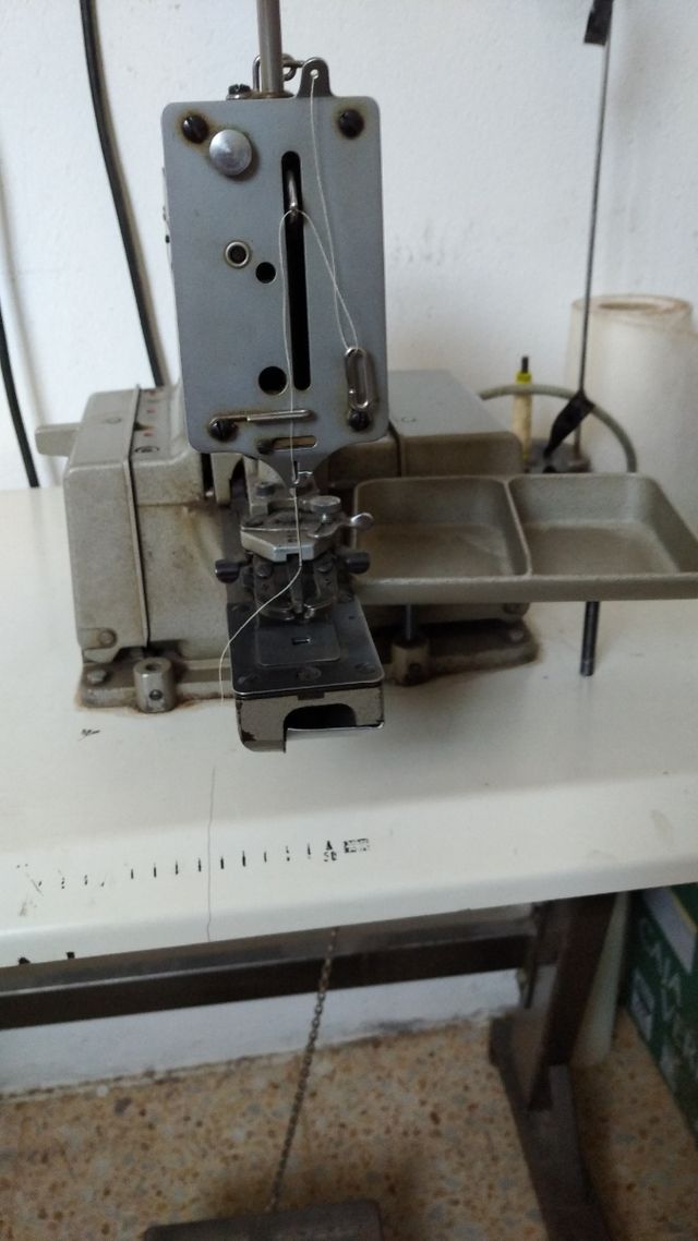 máquina de coser botones.