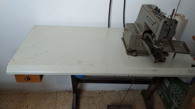 máquina de coser botones.