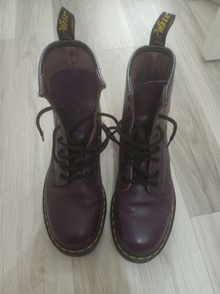 Botas militares moradas mujer de segunda mano por 60 EUR en Colonia Pablo  Iglesias en WALLAPOP