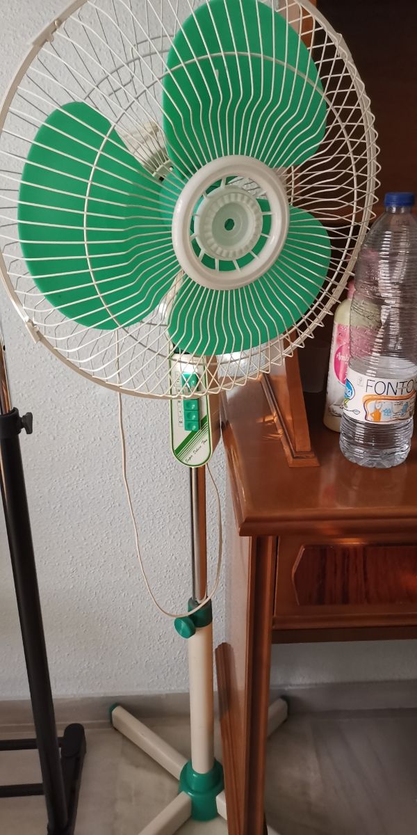 SE VENDE,, Ventilador de pie como nuevo