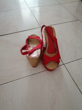 Sandalias de cuña rojas de segunda mano en WALLAPOP