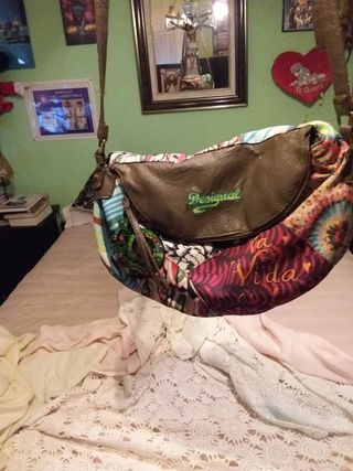 Bolso desigual, de varios colores de segunda mano por 5 EUR en Alcalá de  Henares en WALLAPOP