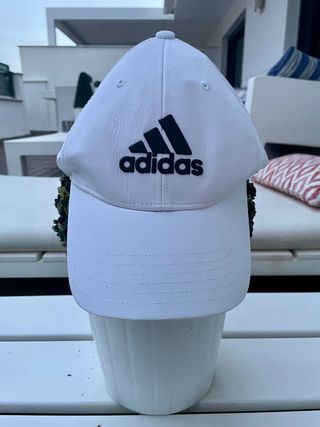 Gorra Adidas blanca de segunda mano en WALLAPOP