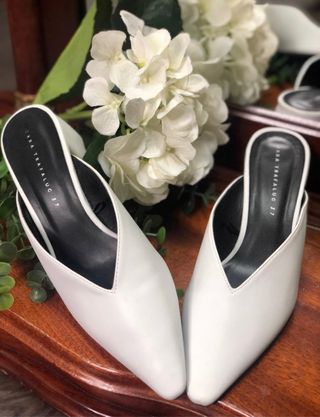 Zuecos blancos piel. Zara de segunda mano por 15 EUR en Torrelodones en  WALLAPOP