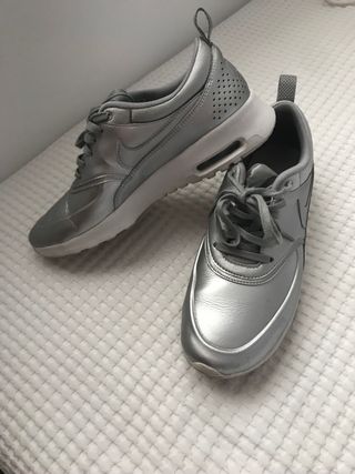 Zapatillas Nike plateadas de segunda mano por 30 EUR en Sant Boi de  Llobregat en WALLAPOP