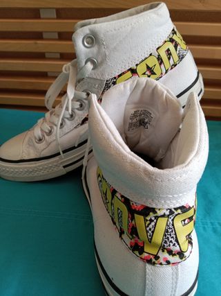 Zapatillas Converse bota blancas de segunda mano por 29 EUR en Murcia en  WALLAPOP
