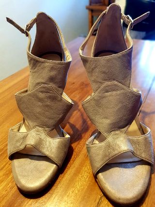 Sandalias fiesta oro viejo, num 38 de segunda mano por 22 EUR en O Outeiro  en WALLAPOP