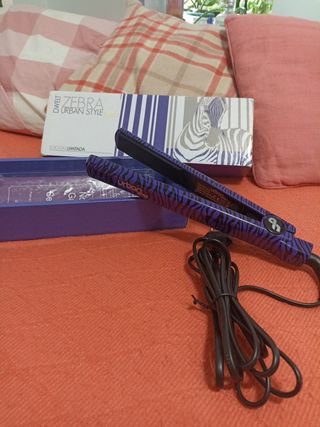 Plancha del pelo DWELT ZEBRA URBAN STYLE de segunda mano por 20 EUR en  Madrid en WALLAPOP