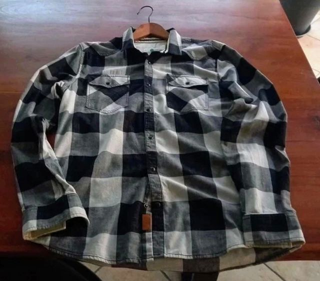 Camisa a cuadros Instinc gris  negra, usada suelta