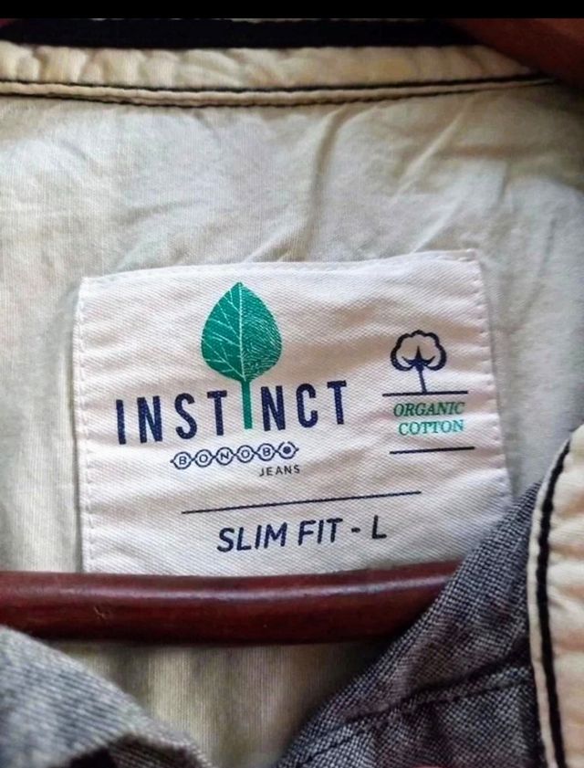 Camisa a cuadros Instinc gris  negra, usada suelta