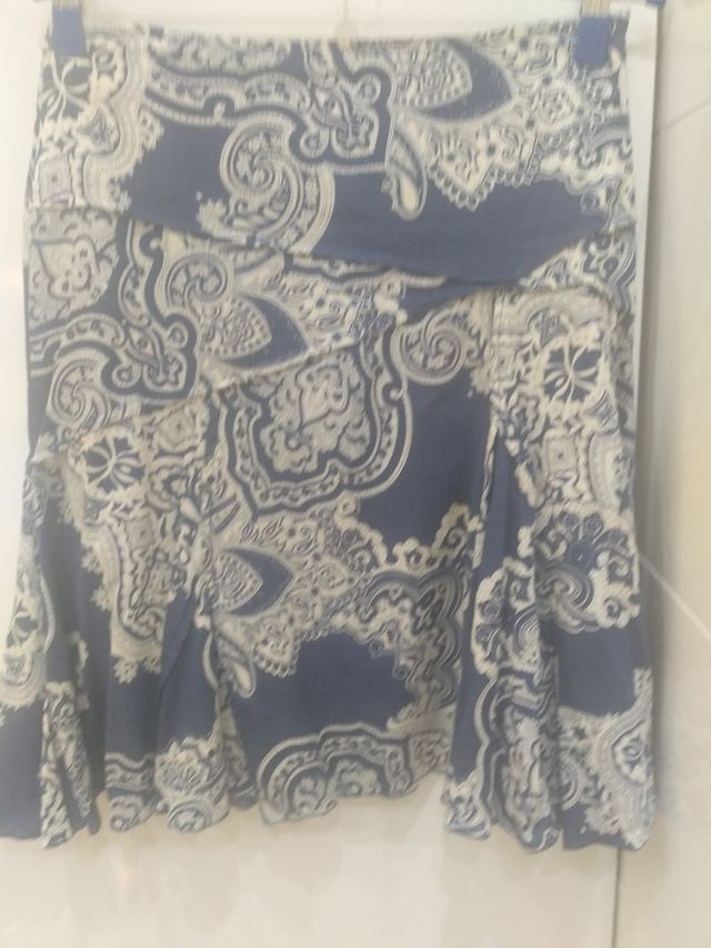 Falda ajustada en vientre y después vuelo en quill