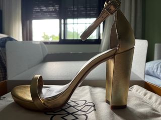 Sandalia BIMANI Olivia dorado 38 de segunda mano por 115 EUR en  Navalquejigo en WALLAPOP