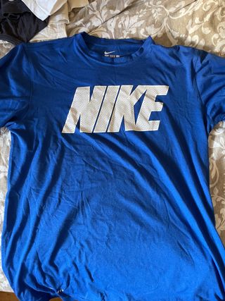 CAMISETA DEPORTIVA NIKE de segunda mano por 3 EUR en Leganés en WALLAPOP