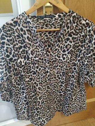 Olivia Palermo con camisa blanca y de estampado de leopardo de Zara