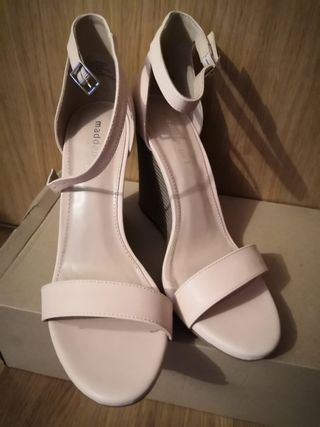 Sandalias de tacón talla 42 de segunda mano por 28 EUR en Ávila en WALLAPOP