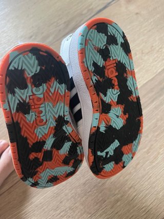 Zapatillas Adidas niño talla 25 de segunda mano por 18 EUR en Mejorada del  Campo en WALLAPOP