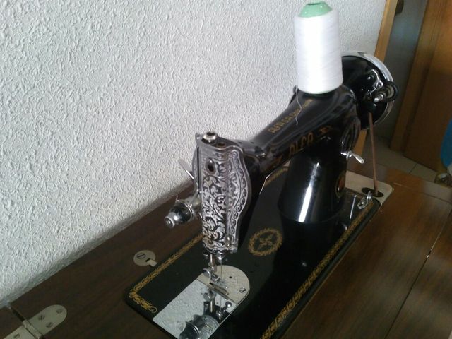 maquina de coser vintage con mueble