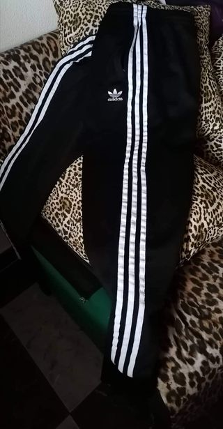 Chandal Adidas clásico de segunda mano en WALLAPOP