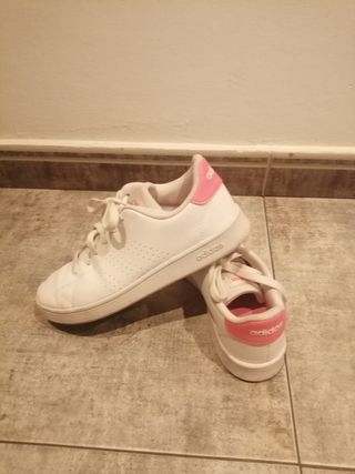 Bambas Adidas blancas de segunda mano por 14 EUR en Sant Esteve Sesrovires  en WALLAPOP