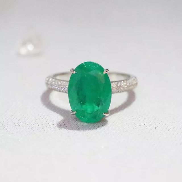 ANILLO DE ESMERALDA NATURALES EN PLATA RODIADA
