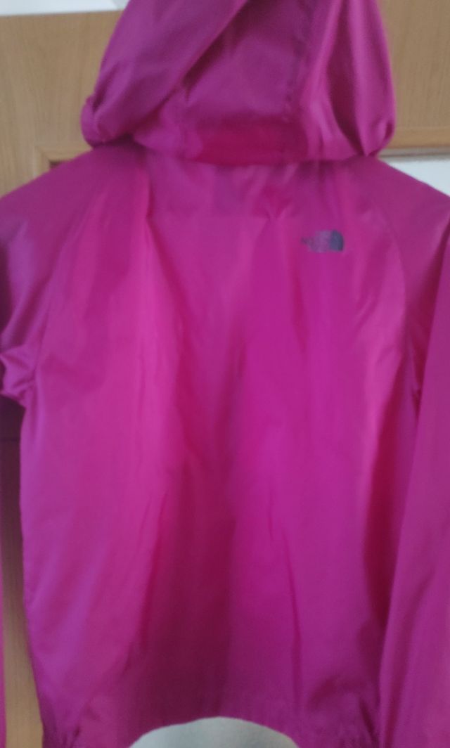 chubasquero fucsia the North Face