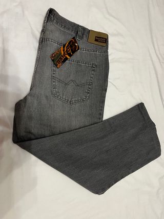 Dos pantalones vaqueros talla 50 de segunda mano por 30 EUR en Torrevieja  en WALLAPOP