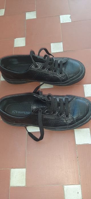 Superga piel negras de segunda mano por 38 EUR en Madrid en WALLAPOP