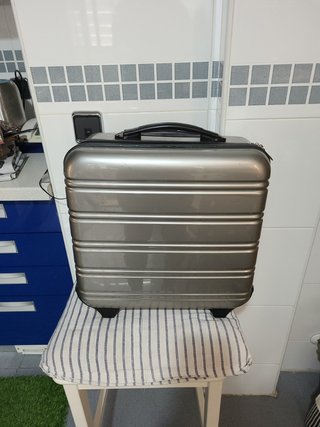 Maleta cuadrada rígida con ruedas de segunda mano por 20 EUR en Residencia  Nuestra Señora del Pilar en WALLAPOP