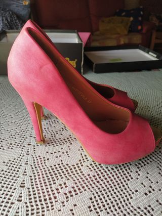 Zapatos de tacón fucsia de segunda mano en WALLAPOP
