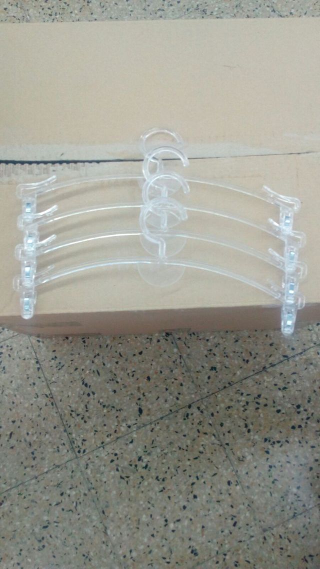 123. 136 perchas para ropa de niño